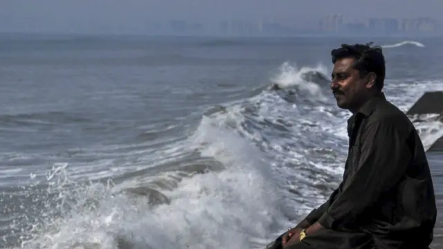 محکمہ موسمیات کے مطابق سمندر پہلے ہی تلاطُم خیز ہو چکا ہے اور جمعرات اور جمعے کے روز سمندر میں لہریں مزید تیز ہوں گی۔