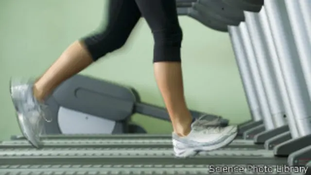 एक्सरसाइज़ करती महिला