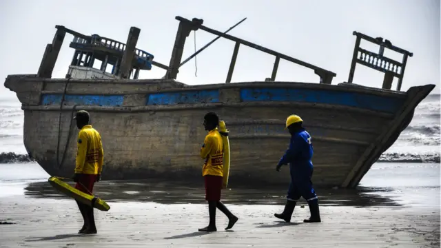 محکمۂ موسمیات کے اعلیٰ اہلکار محمد حنیف نے بی بی سی کو بتایا کہ سمندری طوفان ’نیلوفر‘ کا رخ تبدیل ہونے کے بعد اب شمال مشرق یعنی بھارتی گجرات اور صوبہ سندھ کے ساحلی علاقوں کی جانب ہے۔کراچی کو اس سے براہ راست کوئی خطرہ نہیں لیکن کراچی اور صوبہ سندھ کے زیریں علاقے اس کے پھیلاؤ کے زیراثر آئیں گے۔