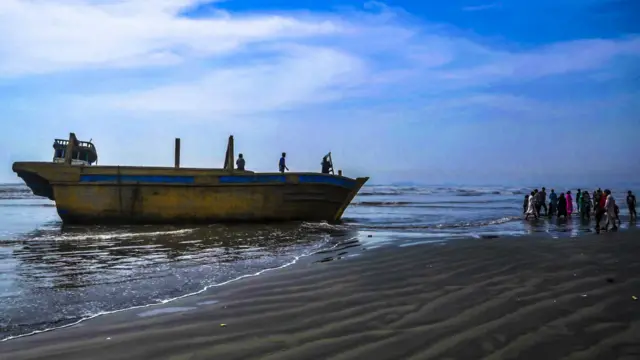بحیرۂ عرب میں اٹھنے والے سمندری طوفان ’نیلوفر‘ کے پاکستان کی ساحلی علاقوں کے قریب پہنچنے سے پہلے کراچی سمیت صوبہ سندھ کے پانچ اضلاع میں ہنگامی حالت نافذ کر دی گئی ہے۔