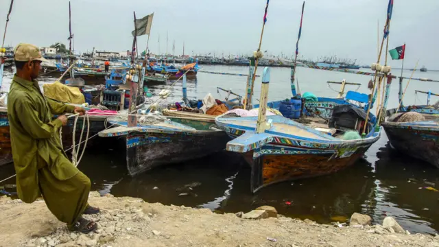 حکام کے مطابق کراچی، ٹھٹہ، سجاول، بدین اور تھرپارکر میں ہنگامی حالت کے نفاذ کے بعد جمعے کو تمام تعلیمی ادارے بند رہیں گے۔ انھوں نے مزید بتایا کہ کسی بھی ہنگامی صورتحال سے نمٹنے کے لیے انتظامیہ اور دیگر متعلقہ اداروں کو الرٹ کردیا گیا ہے اور ہسپتالوں میں ایمرجنسی اور ساحلی علاقوں میں دفعہ 144 نافذ کر دی گئی ہے۔ہ عوام کو ساحلی علاقے میں جانے سے منع کیا گیا ہے اور ماہی گیروں سے بھی کہا ہے کہ وہ کھلے سمندر میں جانے سے گریز کریں۔