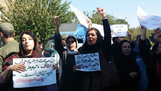 تجمع معترضان به اسیدپاشی در تهران