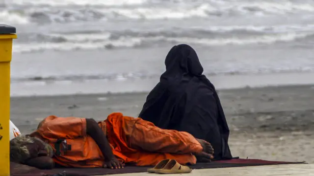 ممکنہ طوفان کے پیش نظر تمام قومی و صوبائی اراکین اسمبلی سے کہا گیا ہے کہ لوگوں کی محفوظ مقامات پر منتقلی کو یقینی بنائیں اور خود وہاں جائیں۔سمندری طوفان کے پیش نظر محکمۂ داخلہ سندھ نے پہلے سے ہی متعلقہ حکام کو ہدایت دے رکھی ہے کہ ساحلی پٹی میں کچے مکانات میں رہنے والے لوگوں کو محفوط مقام پر منتقل کیا جائے 