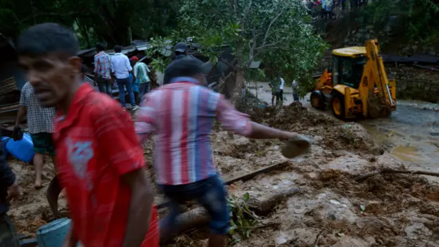 سکیورٹی اہلکاروں نے 300 لاپتہ افراد کی تلاش شروع کر دی ہے۔