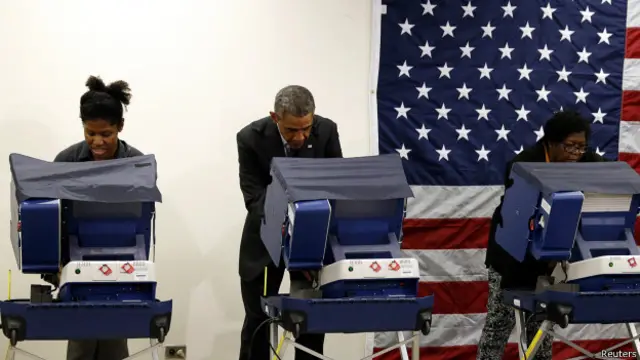 Obama votando entre dos mujeres