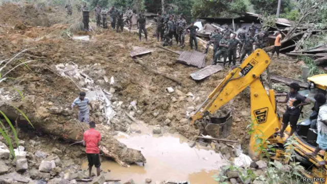 හමුදා භටයන් විසින් කර ගෙන යනු ලබන බේරා ගැනීමේ කටයුතු