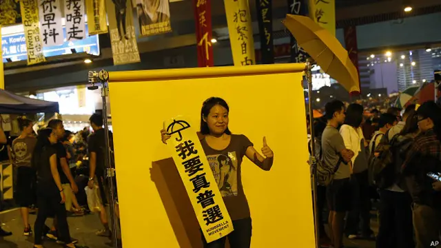 Manifestante delante de la cortina amarilla en el centro de Hong Kong
