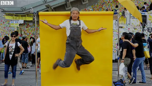 Hombre salta en Hong Kong