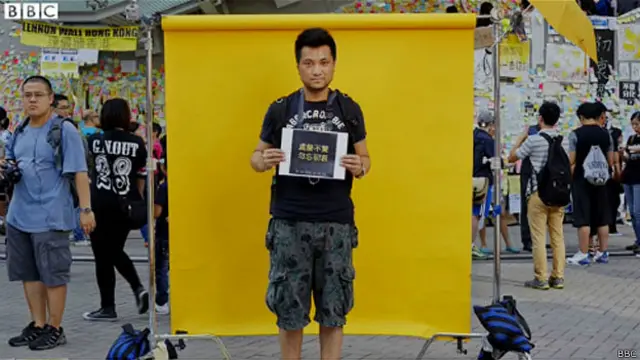 Hombre en cabina amarilla