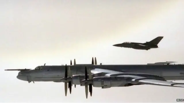 ناتو گفت از جمله شاهد پرواز بمب افکن های "تی یو-۹۵ بر" روسیه بر فراز دریاها و اقیانوس اطلس بوده است