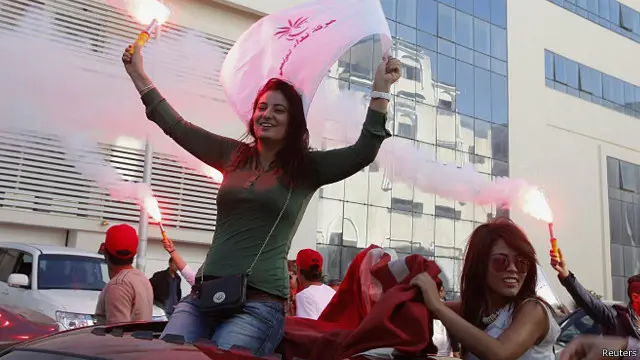 انتخابات سے پہلے نداء تونس کا کہنا تھا کہ وہ اسلام پسند حركت النہضہ سے، جس کے اخوان المسلمین کے ساتھ تعلقات ہیں، کبھی اتحاد نہیں کرے گی