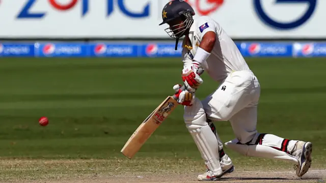 پاکستانی اوپنرز نے ٹیم کو 54 رنز کا آغاز فراہم کیا۔