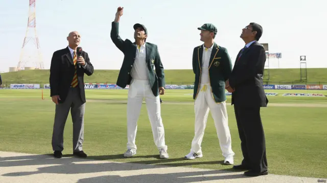 ابوظہبی میں دوسرے ٹیسٹ میں پاکستانی کپتان مصباح الحق نے ٹاس جیت کر پہلے کھیلنے کا فیصلہ کیا۔