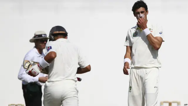 اس ٹیسٹ کے لیے آسٹریلوی ٹیم میں دو تبدیلیاں کی گئیں اور مچل سٹارک اور میکسویل کو ٹیم میں جگہ ملی۔