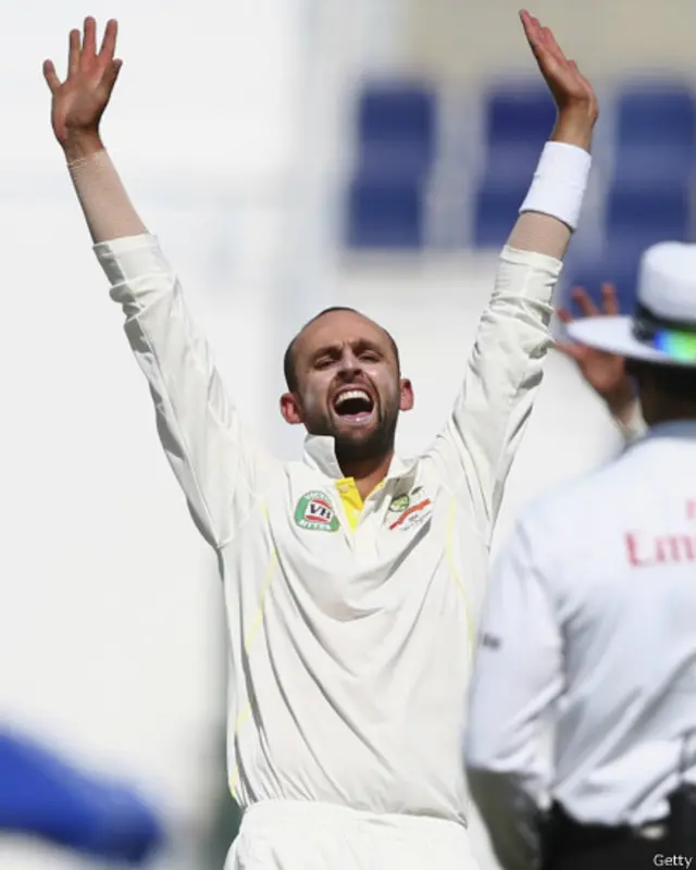 سپنر نیتھن لیون نے احمد شہزاد کو آؤٹ کر کے آسٹریلیا کو پہلی کامیابی دلوائی۔