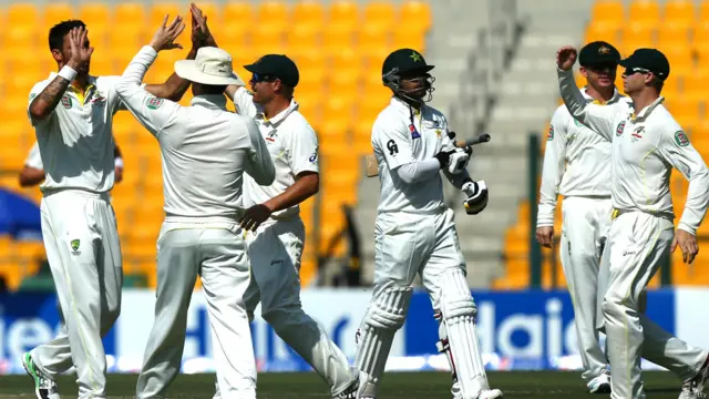 پاکستان کو دوسرا نقصان محمد حفیظ کی وکٹ کی صورت میں اٹھانا پڑا جو مچل جانسن کی پہلی وکٹ بنے۔