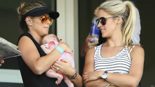 اس میچ کو دیکھنے کے لیے آسٹریلوی کھلاڑیوں کی بیگمات اور دوست بھی سٹیڈیم میں پہنچے ہیں۔