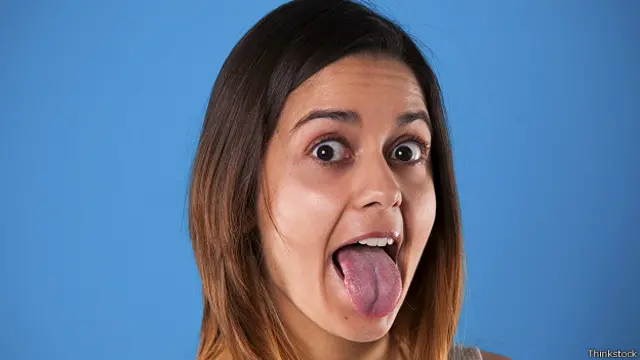 Девушка с высунутым языком