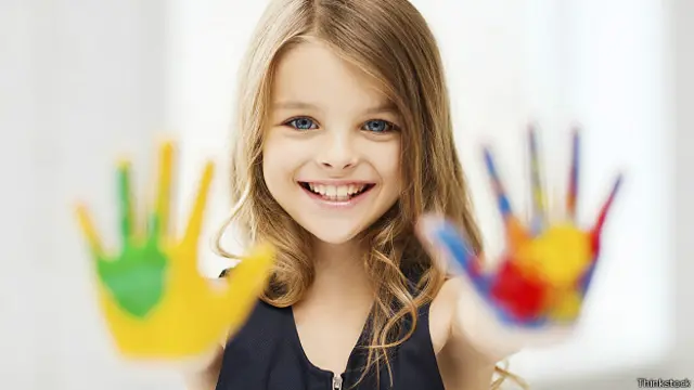 Девочка с ладошками в краске