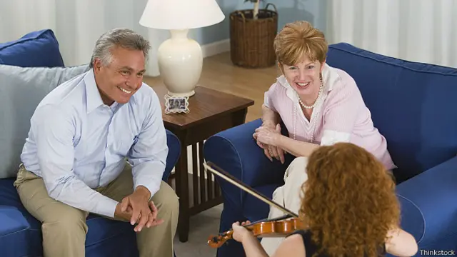 Бабушка, дедушка и внучка со скрипкой