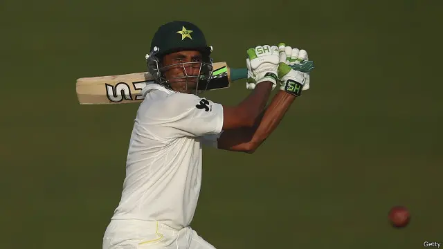 یونس خان مسلسل تین اننگز میں سنچریاں بنانے والے چوتھے پاکستانی بیٹسمین بن گئے ہیں