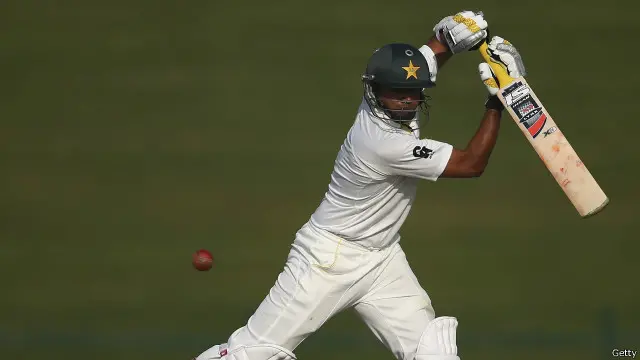 اظہر علی شروع میں سست روی سے کھیلے لیکن میچ کے آخری سیشن میں انھوں نے ہاتھ کھولے اور اپنی چھٹی سنچری سکور کر ڈالی