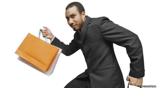 Un ejecutivo se va furtivamente de compras