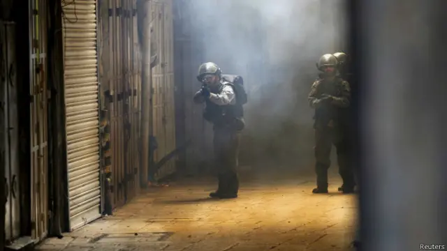 Policia israeli apunta su arma