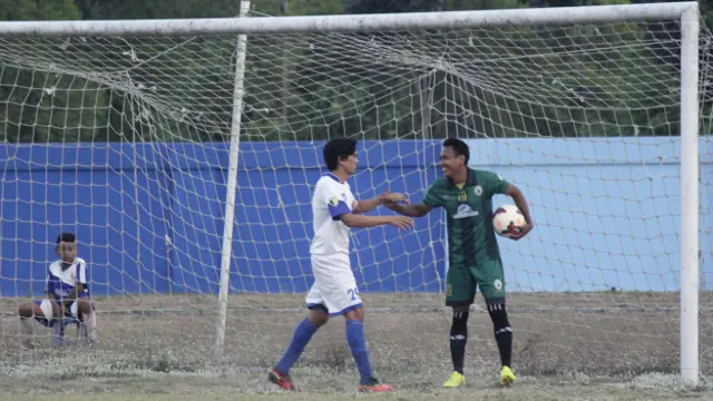 Pemain PSIS Sunar Sulaiman (kiri) meminta bola dari Wahyu Gunawan (PSS Sleman) sesudah gol bunuh diri PSS.