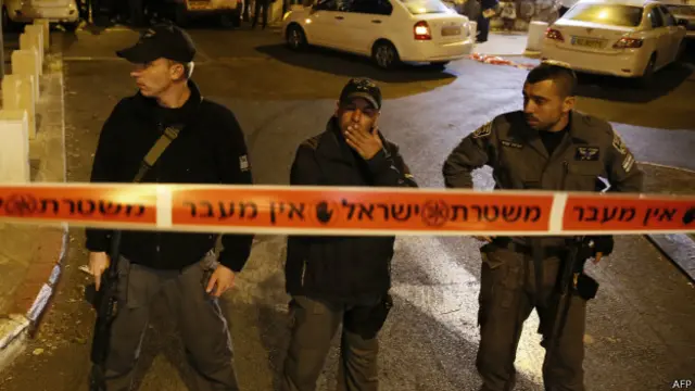 به دنبال تنش‌های بعد از تیراندازی به یک فعال یهودی، اسراییل ورود به اماکن مورد مناقشه بیت المقدس را موقتا ممنوع اعلام کرده است.