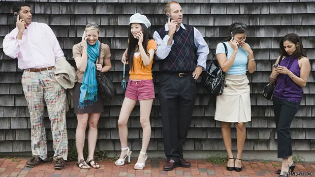 Hablando por teléfono parados