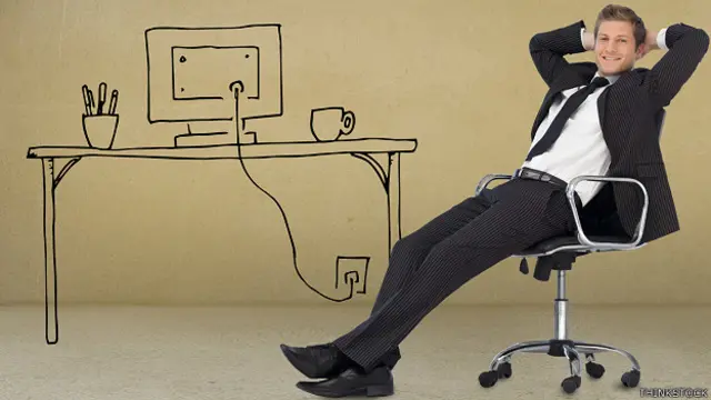 Sentado en el escritorio
