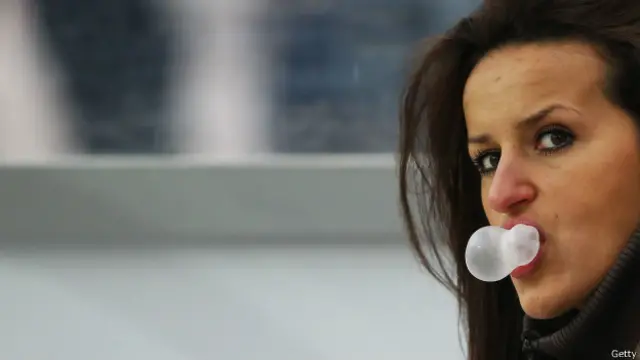 Mujer mascando chicle.