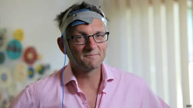 Michael Mosley con electrodos en la cabeza.
