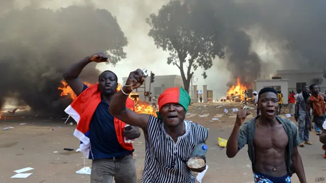 خلک وروسته له هغه غوسه شول، چې ولسمشر کمپاورې د خپلې ۲۷ کلنې واکمنۍ لا نورې غځونې هڅه کوله