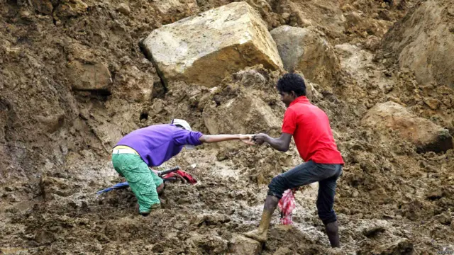 ආපදා කළමනාකරණ අමාත්‍ය මහින්ද අමරවීර පැවසුවේ තවදුරටත් මෙම අනතුරට ගොදුරු වූවන්ගෙන් කිසිවකුගේ ජිවිත බේරීඇතයි විශ්වාසකළ නොහැකි බවය්.