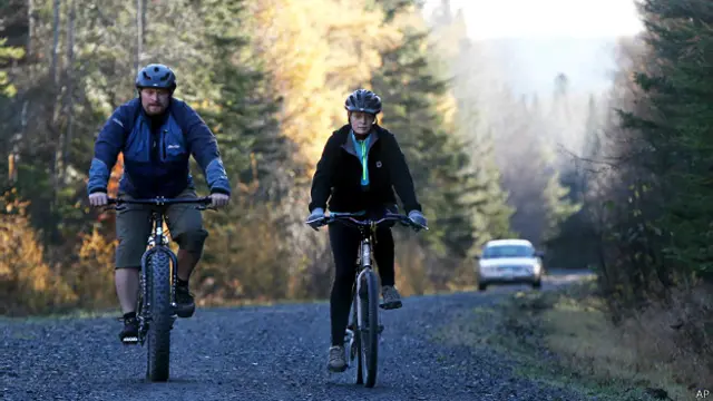 周四早上，希科克斯违抗对她的隔离令，离开在缅因州的住所，到外面骑车兜风，警察跟随在后面监视。
