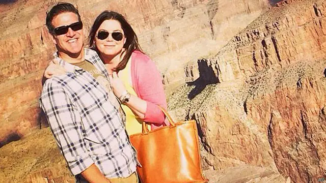 خانم مینارد تا زمانی که درمان سرطان مغز به او اجازه میداد سعی کرد با همسرش به سفر برود