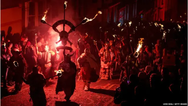 Procesiones de la Noche de la Hoguera