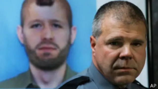 Un policía delante de la imagen de Frein.