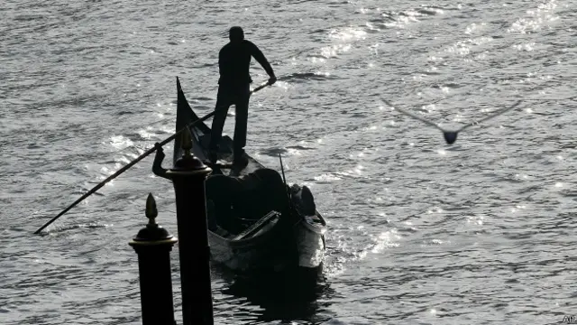 Venesia dikunjungi 27 juta orang tiap tahun. 