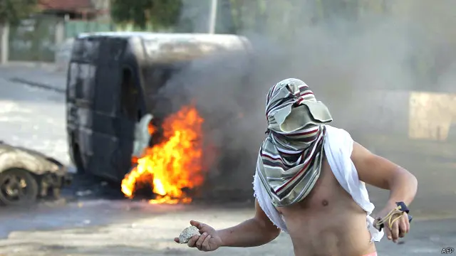 وقعت اشتباكات عنيفة بين الفلسطينيين والشرطة الاسرائيلية بعد إغلاق المسجد الأقصى