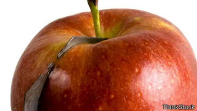 Manzana con una cuchilla