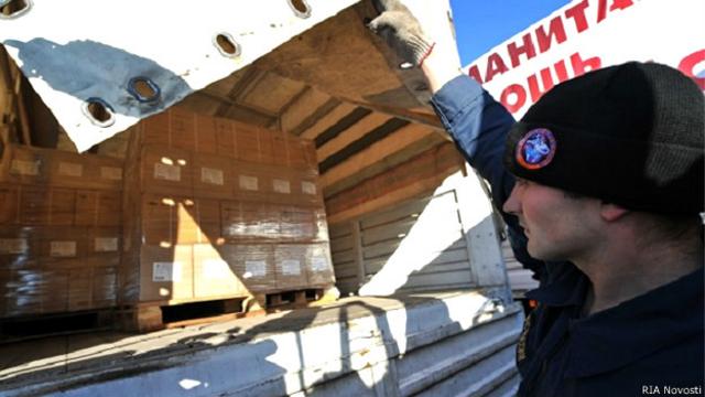 Сотрудник МЧС перед отправкой колонны в Донбасс