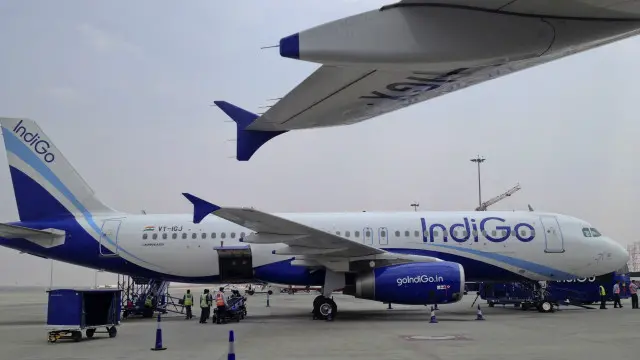 افسران کو ہر ممکن طور پر فرسٹ کلاس فضائی سفر کرنے سے روکا گیا ہے