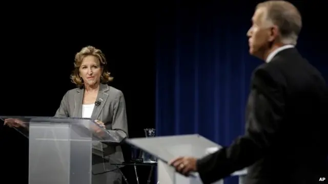 خانم هگن سال ۲۰۰۸ با موجی که در حمایت از آقای اوباما و حزب دموکراتیک راه افتاد به سنا راه یافت