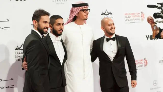 علی مصطفی کارگردان فیلم ( نفر وسط ) فادی ریفاعال (سمت چپ) فهد البتیری ( نفر دوم از چپ) و شادی آلفونس (سمت راست) را به خاطر استعداد و شهرتشان در کمدی برگزید