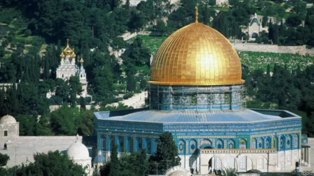 د حرم الشریف په احاطه کې قبه الصخره، قبه السلسله او الاقصی جومات شامل دي