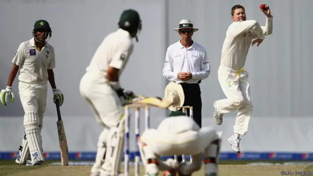 کلارک اس میچ میں اپنے سمیت آٹھ بولروں کو آزما چکے ہیں