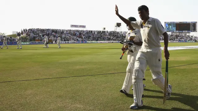 یونس خان دوسرے دن چائے کے وقفے سے پہلے اپنی ڈبل سنچری سکور کر چکے تھے۔